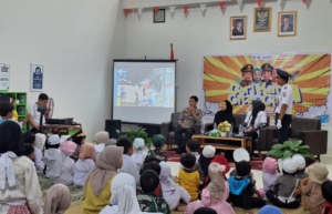 Literasi Sejak Dini: Anak-anak KB-TK Islam Al Azhar 55 Wonosari Belajar dari Para Pahlawan Profesi