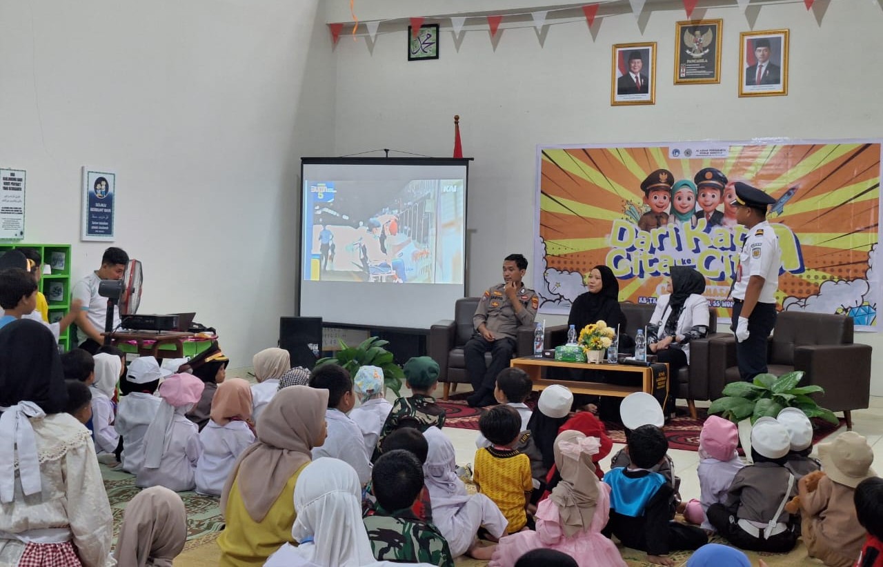 Literasi Sejak Dini: Anak-anak KB-TK Islam Al Azhar 55 Wonosari Belajar dari Para Pahlawan Profesi
