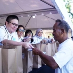 Sejukkan Borobudur dan Sumatera, UNIQLO Donasi 15.500 Pakaian Hingga Dana Miliaran Rupiah