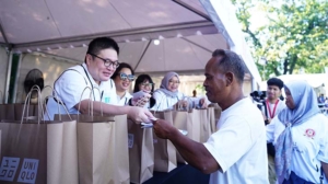 Sejukkan Borobudur dan Sumatera, UNIQLO Donasi 15.500 Pakaian Hingga Dana Miliaran Rupiah