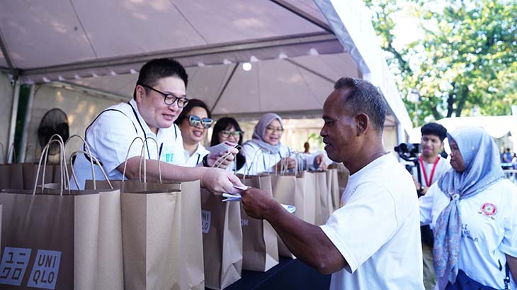 Sejukkan Borobudur dan Sumatera, UNIQLO Donasi 15.500 Pakaian Hingga Dana Miliaran Rupiah