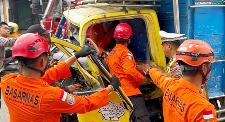 Evakuasi Dramatis Basarnas di Jalur Pantura, Korban Terjepit Kabin Truk Ringsek