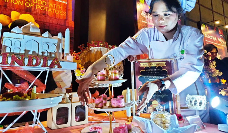 Gebyar Budaya UST: Sulap Wastra Nusantara Jadi Gala Gown “Pulau Emas” dan Inovasi Kuliner Asia