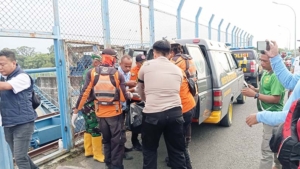 Terbawa Arus Bengawan Sejauh 35 KM, Tim SAR Temukan Lansia di Bendungan Gerak Bojonegoro