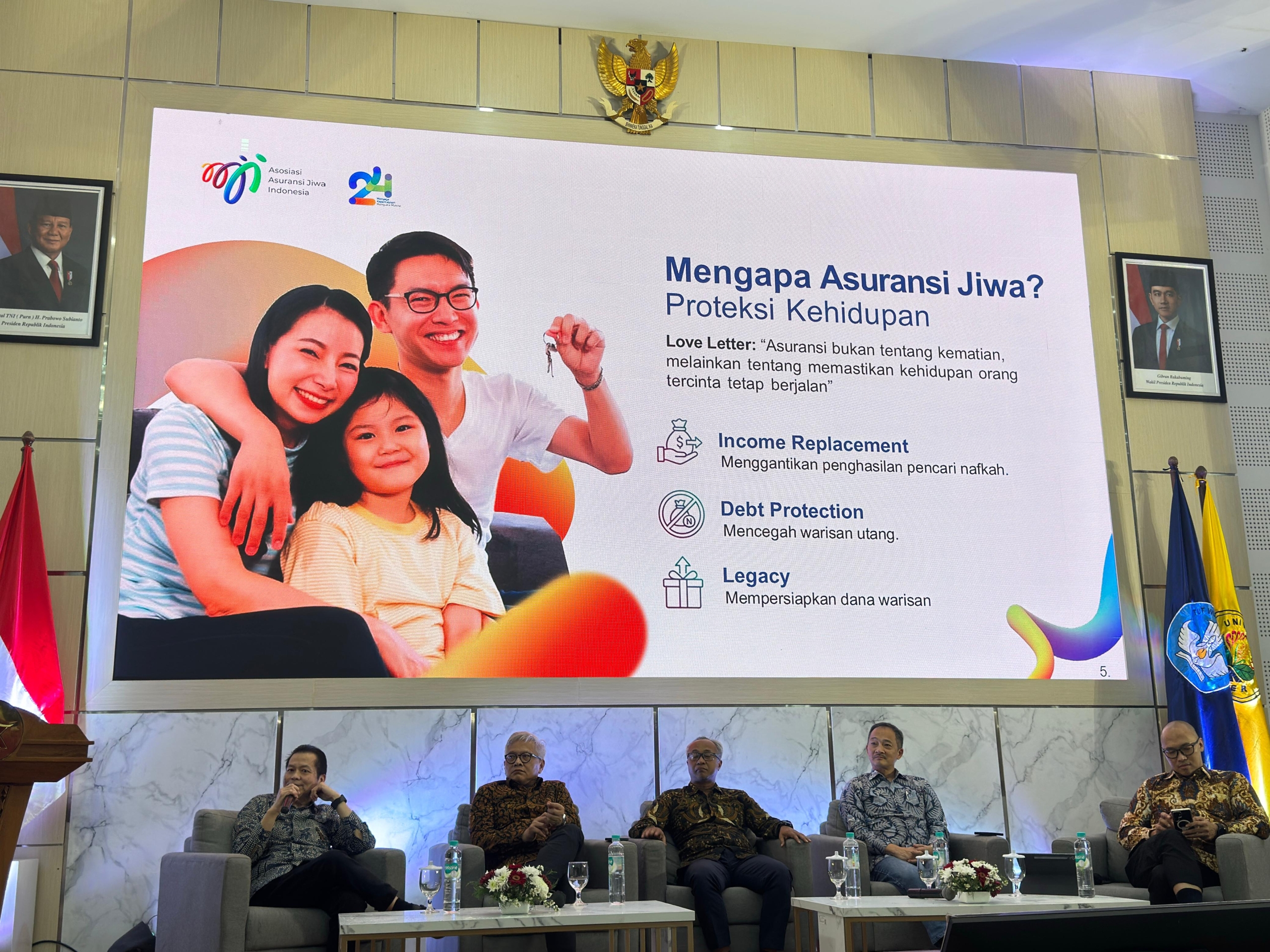 Di UNEJ Jember, AXA Mandiri Tegaskan Komitmen Tingkatkan Literasi Keuangan Generasi Muda Indonesia