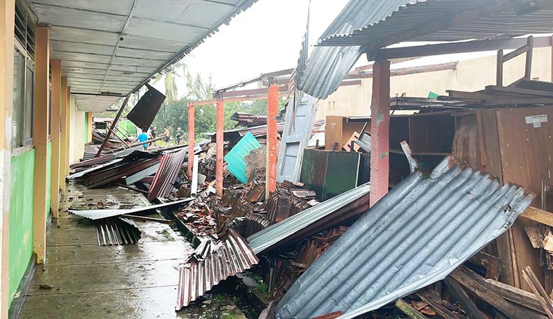 Hujan Angin Sebabkan Bangunan SMPN 2 Kalasan Rusak, Atap Bocor Sementara Ditutup Terpal
