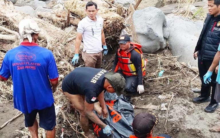 Terjang Arus Deras, Pengendara Motor di Bojong Tegal Terseret Banjir hingga Tewas