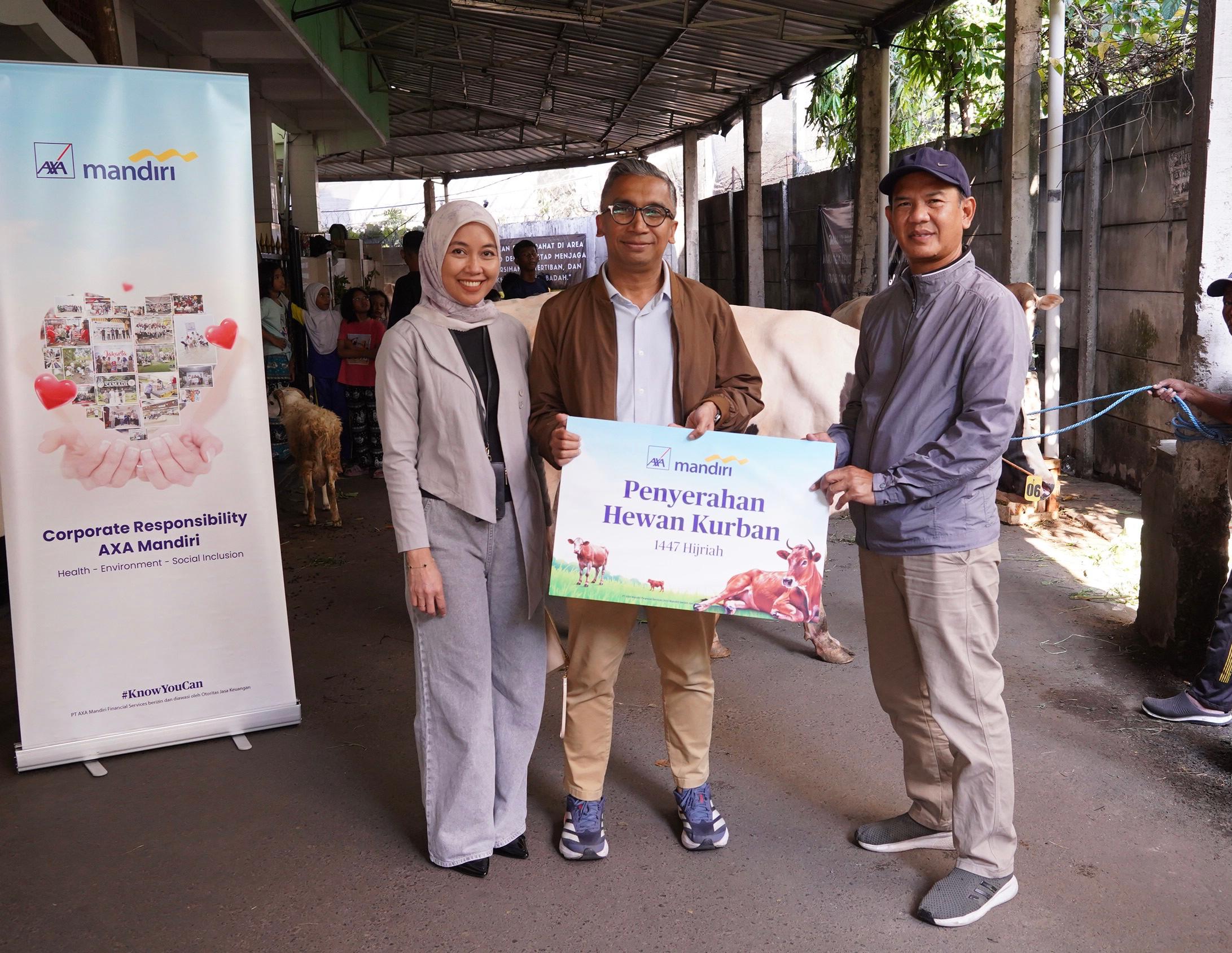 PT AXA Mandiri Financial Services Serahkan Hewan Kurban