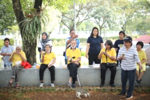 Di Rumah Atmabrata, PT AXA Mandiri Financial Services Peringati Hari Lansia