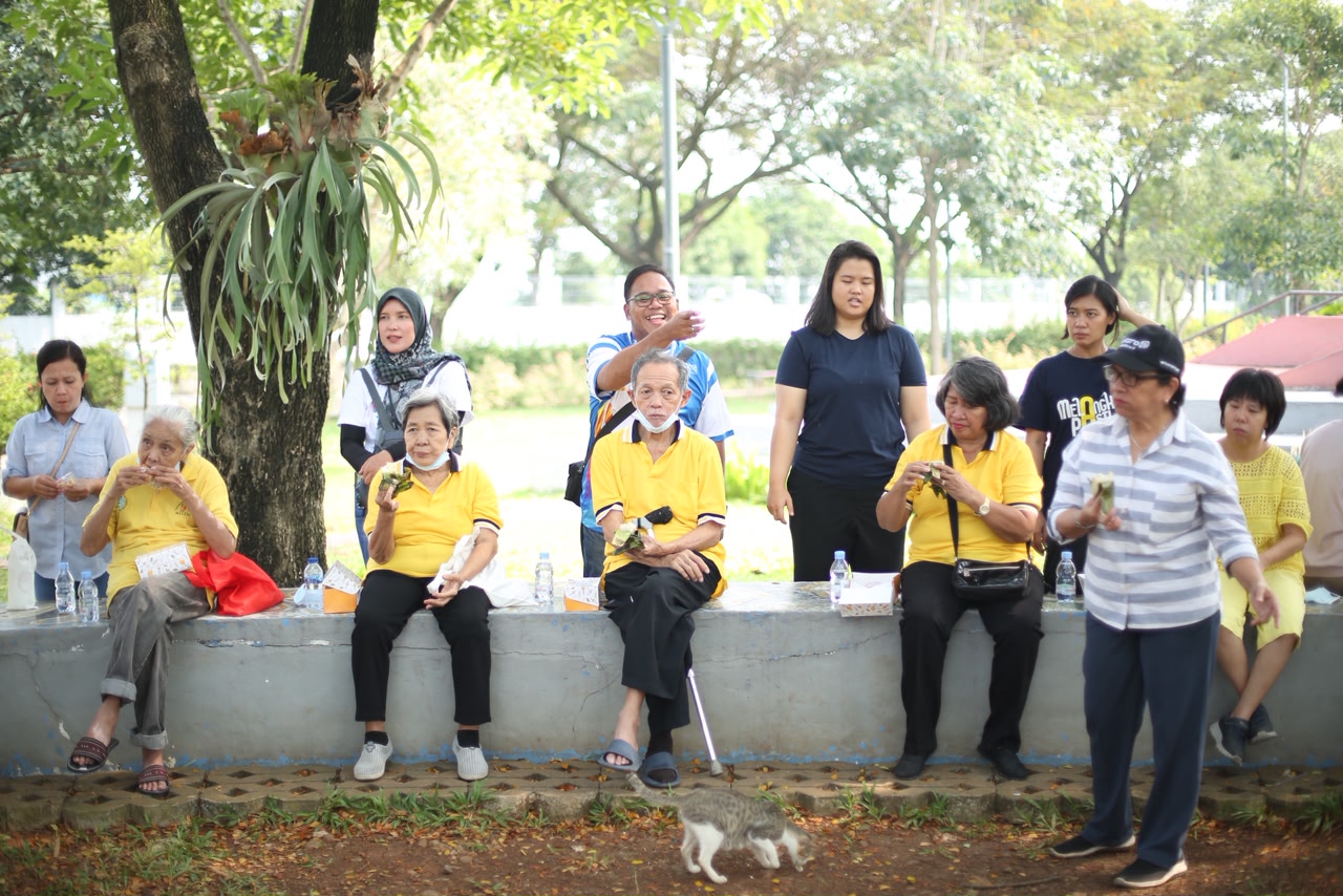 Di Rumah Atmabrata, PT AXA Mandiri Financial Services Peringati Hari Lansia