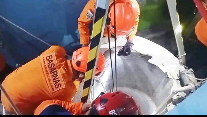 Tercebur Sumur Sedalam 10 Meter, Tim SAR Gabungan Berhasil Evakuasi Korban Selamat