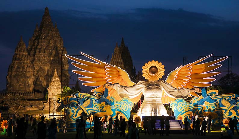 Sunflower Angel di Candi Prambanan Sedot Ribuan Pengunjung, Perpaduan Seni Kontemporer dan Romatisme Jadi Magnet Baru Pariwisata