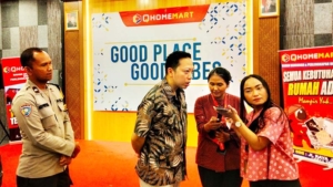 Kontraktor dari Bandung Ini Beruntung, Rebut Tiket Umroh Program Undian Semarak Home Prize Qhomemart