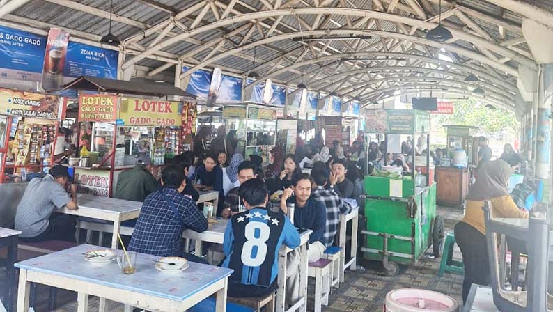 Kas Sering Tombok, Denda 100 Ribu Berlaku: Cara Tak Biasa Pedagang “Foodcourt” Denggung Jaga Kekeluargaan